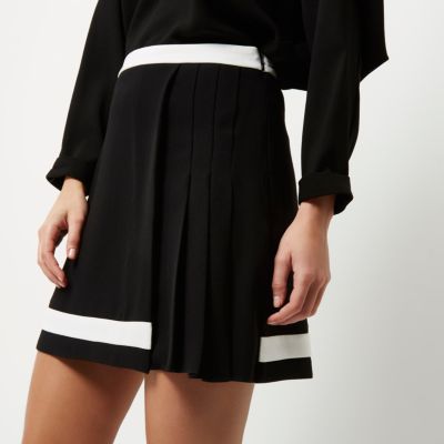 Black pleated mini skirt with white trim